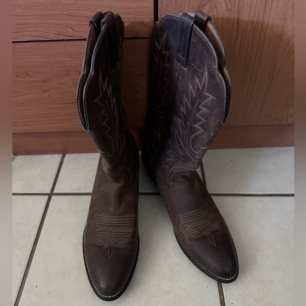 Brand: Ariat Size: 8.5 Color: dark brown